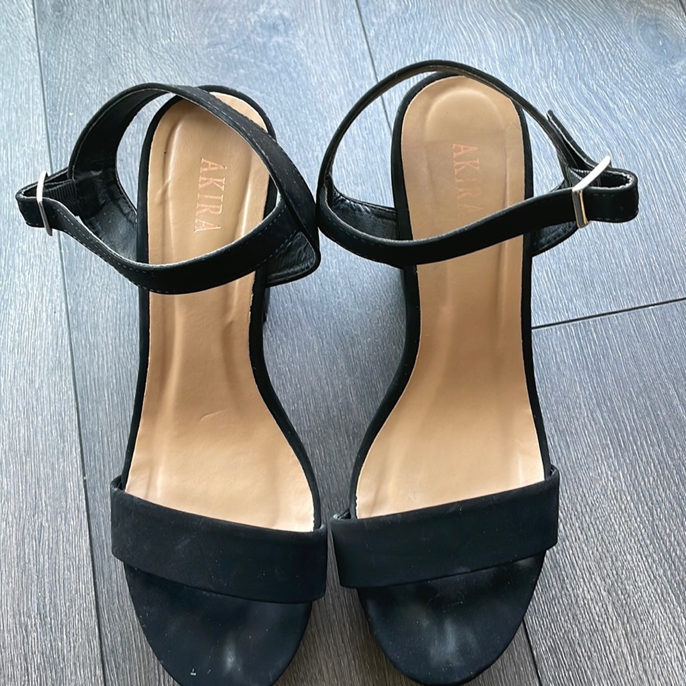 Super cute Akira sandal with chunky heel!